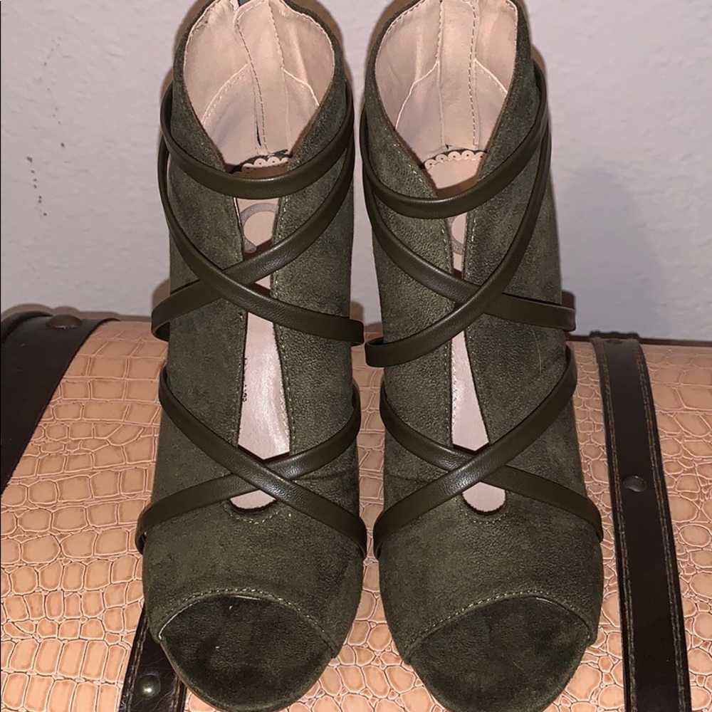 Army green open toe bottles with leather like trim